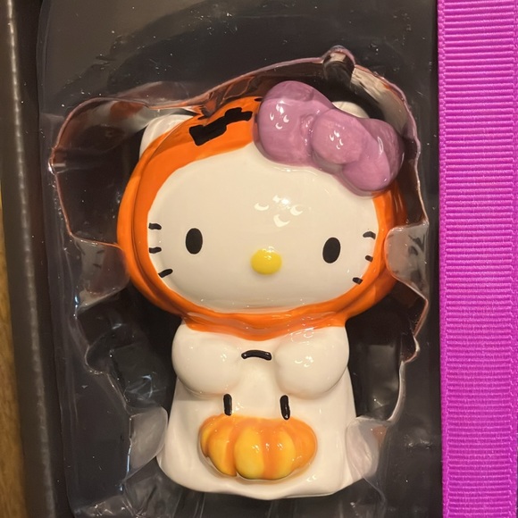 🎀Hello Kitty Halloween hand painted salt & pepper shakers set NWT - Picture 2 of 9